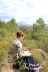 Peter Sandner: Kirsten Kötter, Foto zum Aquarell mit Blick auf die Montagne Sainte-Victoire in der Wildnis nahe dem Haus Bret (beim Projekt Painting Site Specific), 03.10.2013