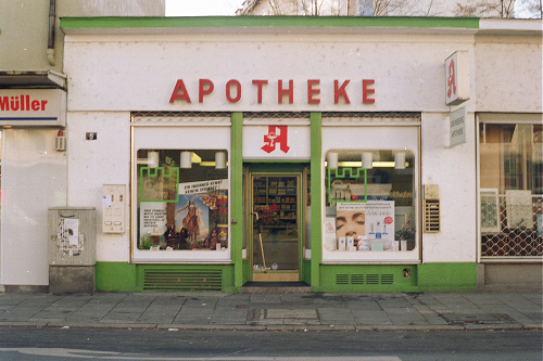 Frankfurt a. M., Grüneburgweg 5, 1996, Grüneburg Apotheke, Foto: Kirsten Kötter